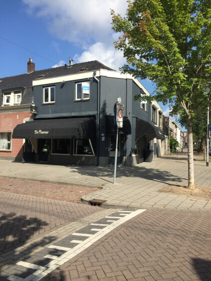 Molenbochtstraat, Onder zit een tasjeswinkel